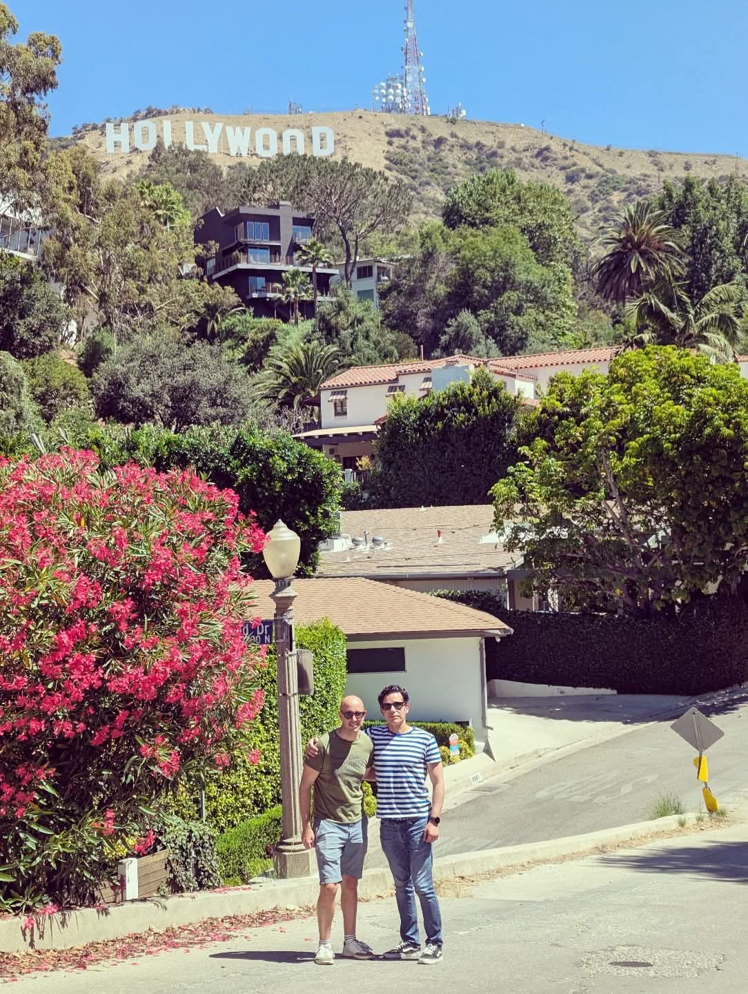 Diego Fresno y su cliente Álvaro en Los Ángeles, junto al cartel de Hollywood, durante un viaje por la Ruta 66